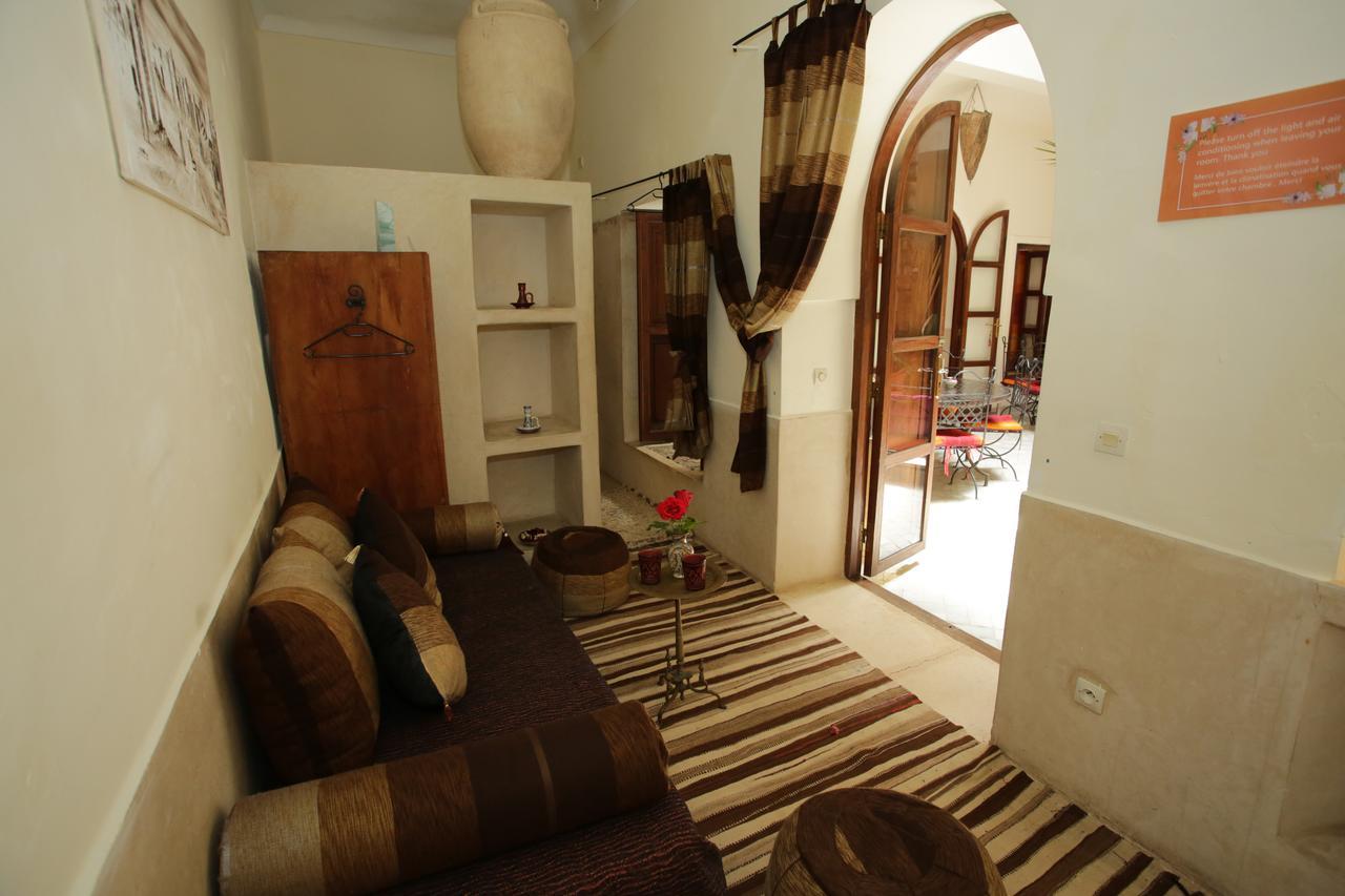 Riad White Flowers Marrakesh Exterior photo
